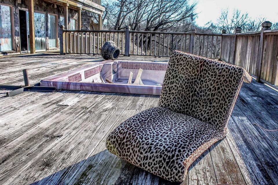 <p>Sillón con estampado de leopardo en la terraza elevada del palacio (Foto: Abandoned Southeast/Caters News). </p>