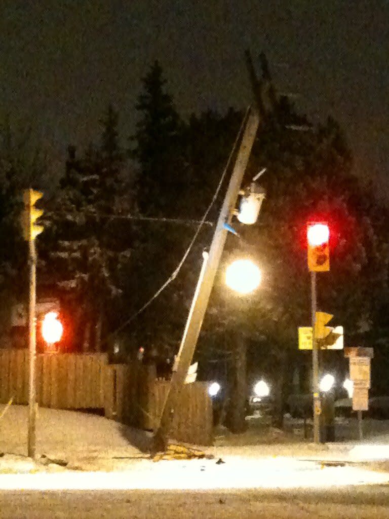 @alinaseagal: @YahooCanadaNews This power pole was knocked over last night when a van slid and crashed into it #TOsnowpics pic.twitter.com/Nn4QqqN4