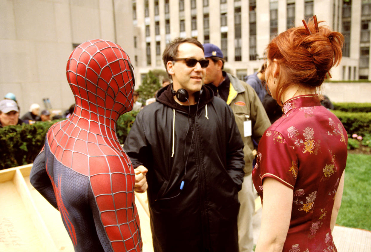 Tobey Maguire, director Sam Raimi, Kirstin Dunst on the set of SPIDER-MAN, 2002 (c) Columbia Pictures/courtesy Everett Collection