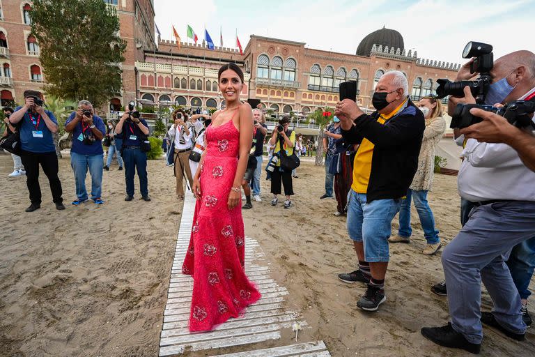 La actriz italiana Serena Rossi, que será la anfitriona de las noches de apertura y clausura del 78o Festival Internacional de Cine de Venecia, posa para los fotógrafos durante una sesión fotográfica en la playa del Hotel Excelsior en el Lido de Venecia, en vísperas de la apertura del festival