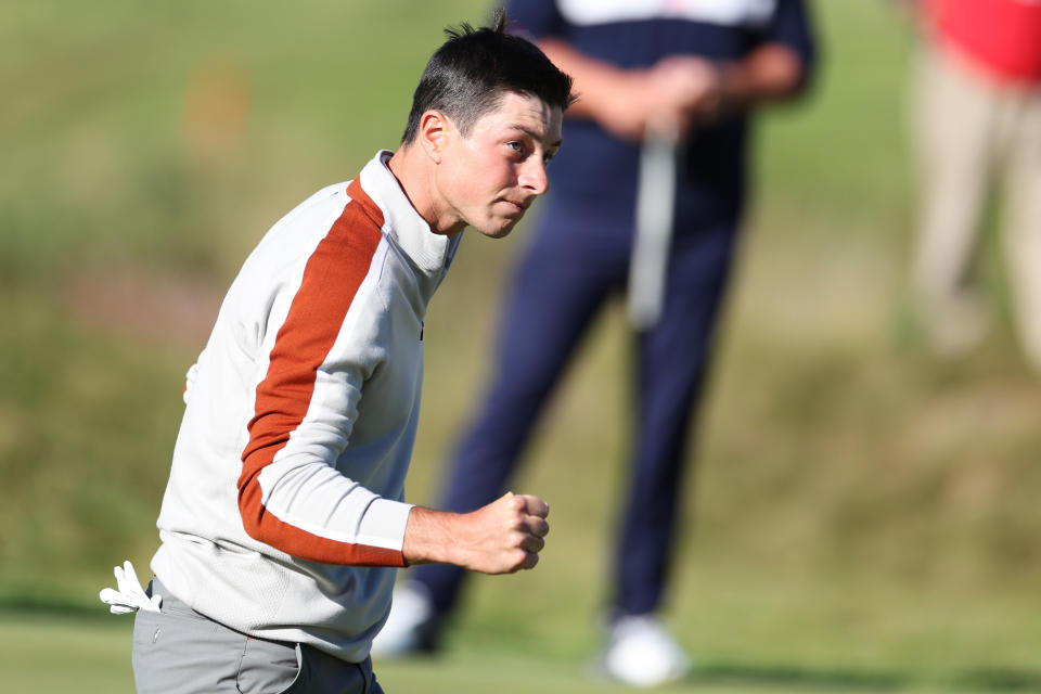 Viktor Hovland de Noruega y el equipo de Europa celebran durante los partidos de Fourball del sábado por la tarde de la 43.ª Ryder Cup en Whistling Straits el 25 de septiembre de 2021 en Kohler, Wisconsin.  (Foto de Richard Heathcote/Getty Images)