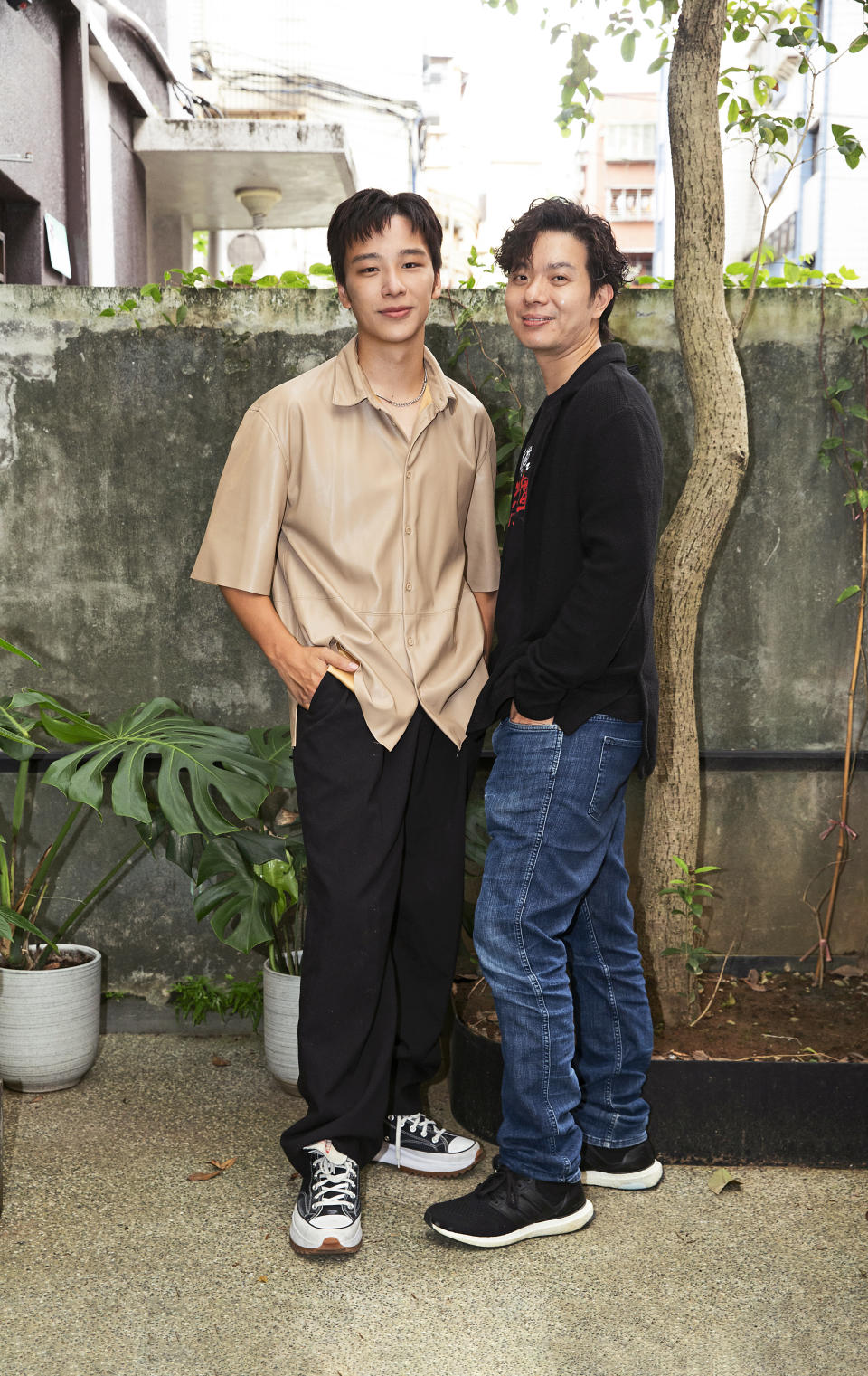 監製郝柏翔（右）希望特效化妝儲榢逸（左）打造台灣沒看過的鬼魅角色，後者不負使命完成任務。
