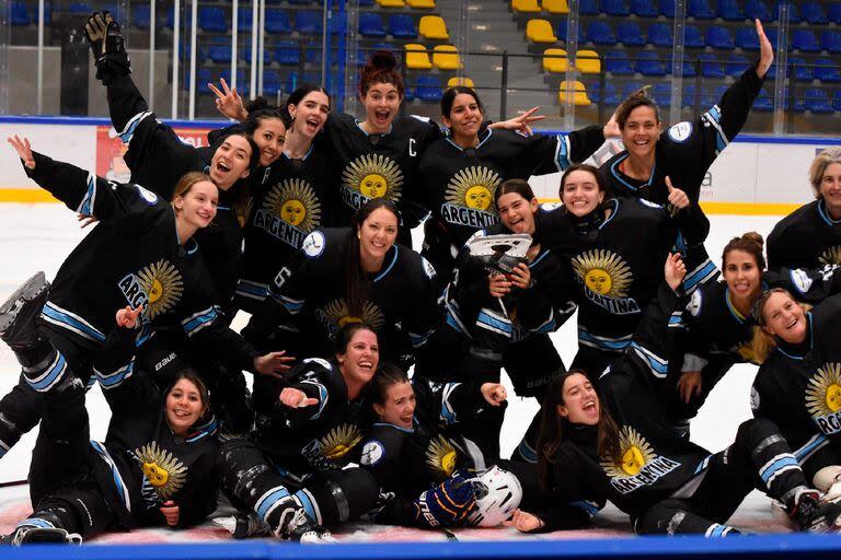 Pura alegría: la selección argentina femenina de hockey sobre hielo se consagró subcampeona de la Development Cup en Polonia.