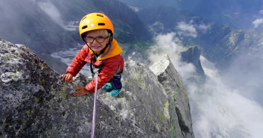 英國一名3歲男童傑克遜登上了高10853英尺的高山，的高山，成為史上最年輕登山家。（圖／翻攝自《太陽報》，下同）