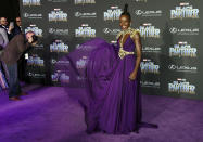 <p>Lupita Nyong’o decidió apostar por <a rel="nofollow" href="https://es.vida-estilo.yahoo.com/2018-te%C3%B1ir%C3%A1-ultra-violet-famosas-slideshow-wp-164258820.html" data-ylk="slk:el color de 2018;elm:context_link;itc:0;sec:content-canvas;outcm:mb_qualified_link;_E:mb_qualified_link;ct:story;" class="link  yahoo-link">el color de 2018</a> en el estreno de su última película y triunfó con un impresionante vestido ultravioleta de Versace. (Foto: AP). </p>