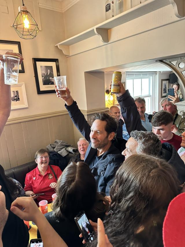 Fra forarbejdning træk vejret Paul Rudd drinks beer and sings chants with fans at Wrexham pub