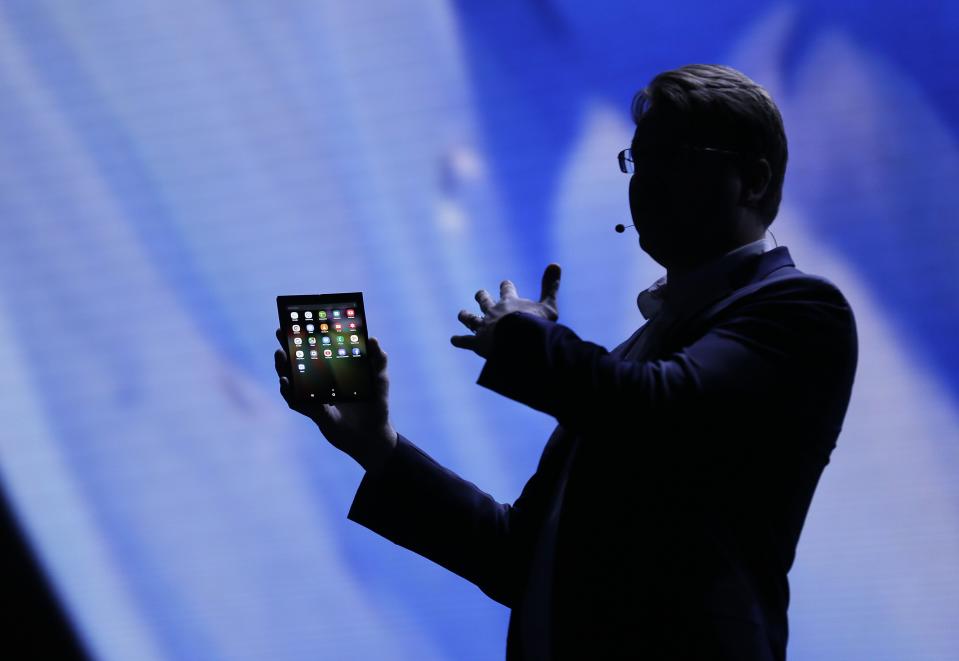 Samsungs Senior Vice President Justin Denison stellte auf einer Keynote in San Francisco das klappbare Display vor – nur eine der Neuerungen am Handymarkt 2019. (Bild: AP Photo/Eric Risberg)