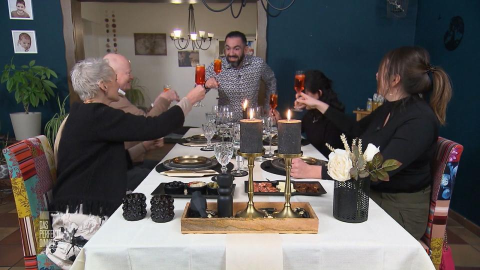 Mit Aperol und Antipasti beginnt der letzte Abend der "Dinner"-Woche im Sauerland. Von links: Relindis, Bernd, Mino, Franzi und Nicole.
 (Bild: RTL)