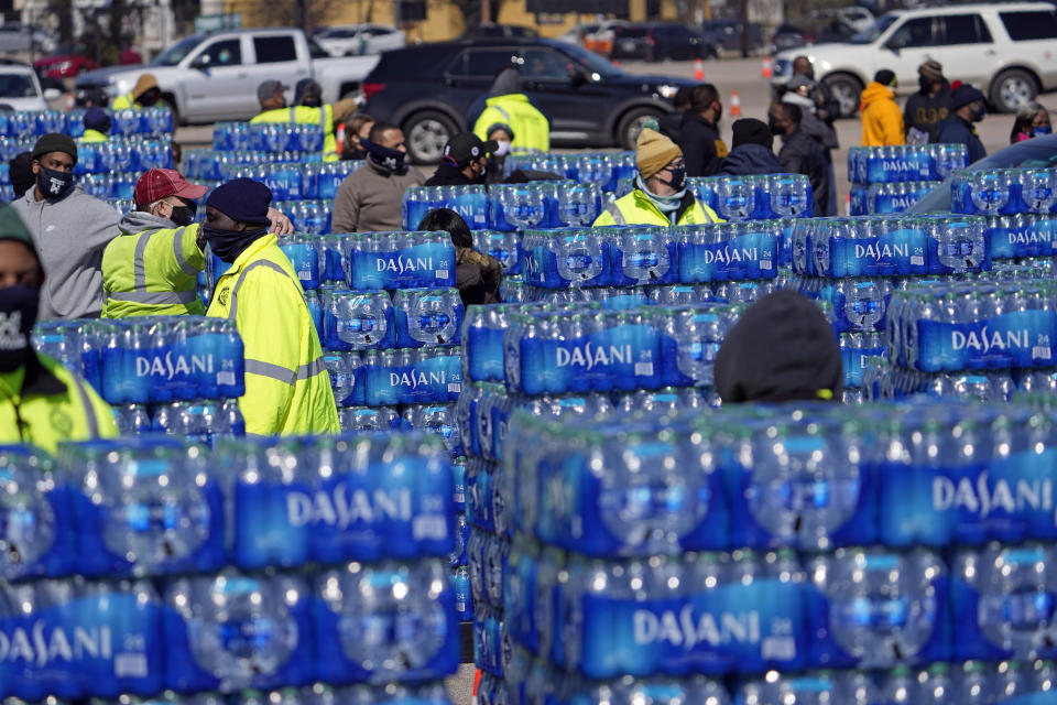 Miles de botellas de agua en un sitio de distribución de la ciudad de Houston en esta fotografía del viernes 19 de febrero de 2021. El sitio de autoservicio se instaló para proporcionar agua potable a las personas que la necesiten luego de que la ciudad pidió hervir el agua para beber debido a tuberías congeladas o rotas. (Foto AP/David J. Phillip)