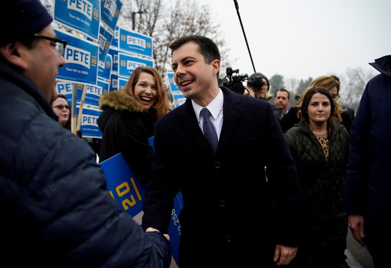 Pete Buttigieg, candidato presidencial demócrata y ex alcalde de South Bend, Indiana, da la mano a un simpatizante cuando pasa por un centro de votación el día de las primarias en Nashua, New Hampshire