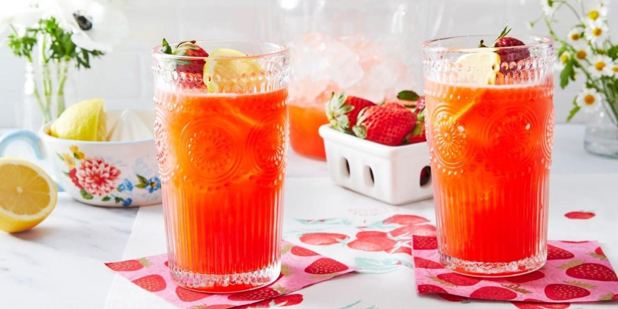 summer cocktails strawberry lemonade
