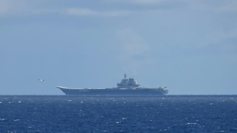Photo prise le 9 juillet 2024 et diffusée le 10 juillet 2024 par le ministère de la Défense japonais, montrant le porte-avions chinois Shandong dans l'océan Pacifique au sud-est de la préfecture d'Okinawa (Japon) (Handout)