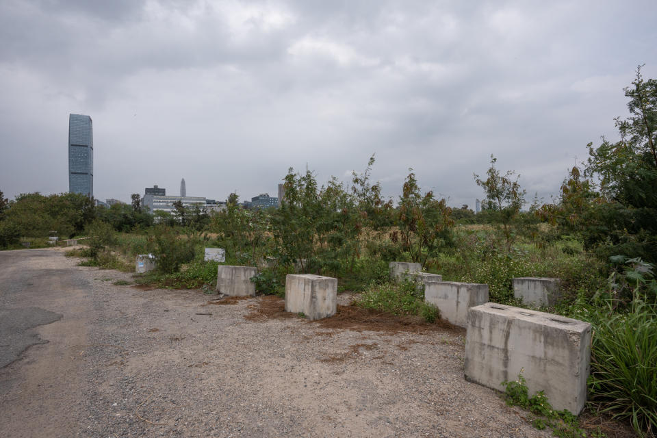 元朗地政處在現場擺放大型混凝土方塊，但仍無法阻止工程車駛入。