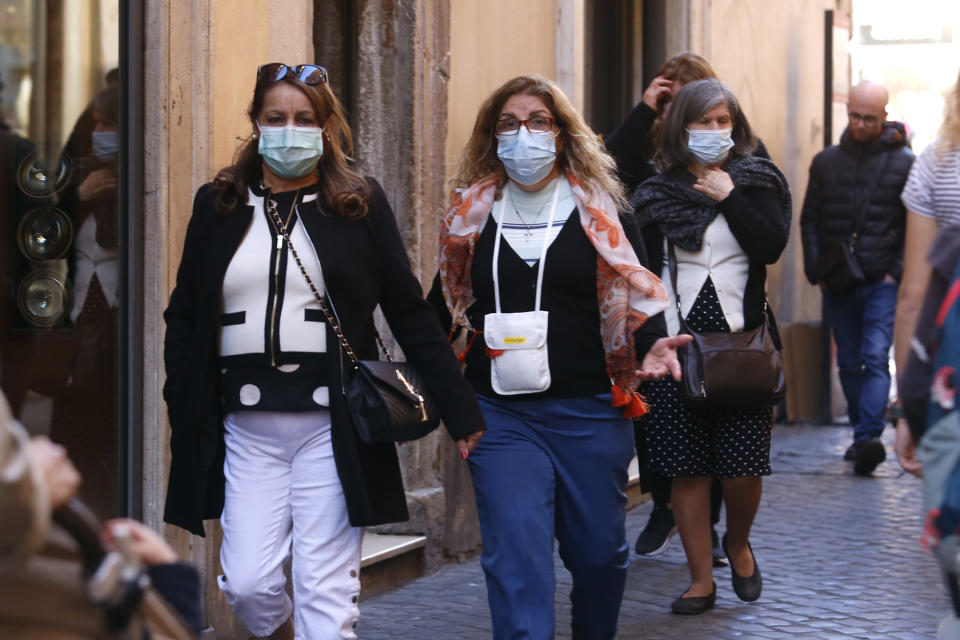  Rome February 27th 2020. Tourists wearing masks around Trevi Fountains. Photo Samantha Zucchi /Insidefoto/Sipa USA) 