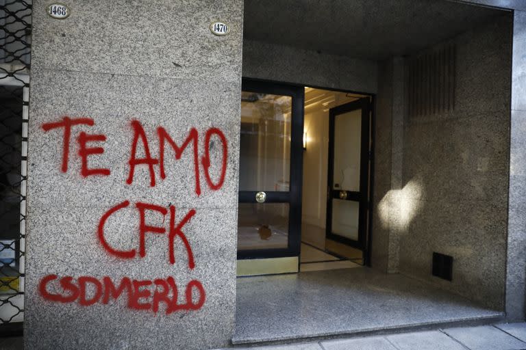 Pintadas, vidrios rotos y simpatizantes sobre la calle Juncal donde vive Cristina Fernández de Kirchner, en Recoleta.