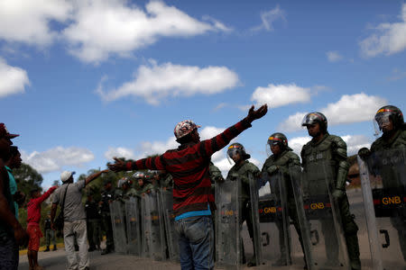 Foto del viernes de un grupo de personas hablando con militares venezolanos en la frontera entre Venezuela y Brasil en Pacaraima. Feb 22, 2019. REUTERS/Ricardo Moraes