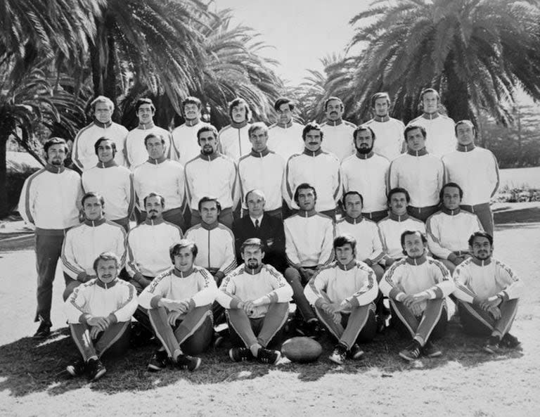 El plantel de los Pumas en la gira de 1971 por Sudáfrica; en la segunda fila desde arriba, el tercero desde la izquierda es Aitor Otaño, el capitán del seleccionado argentino y abuelo de Felipe González Otaño, actor en La sociedad de la nieve.