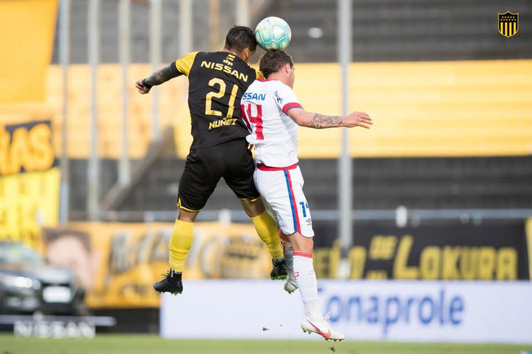 Escena del partido entre Peñarol y Nacional de Uruguay.