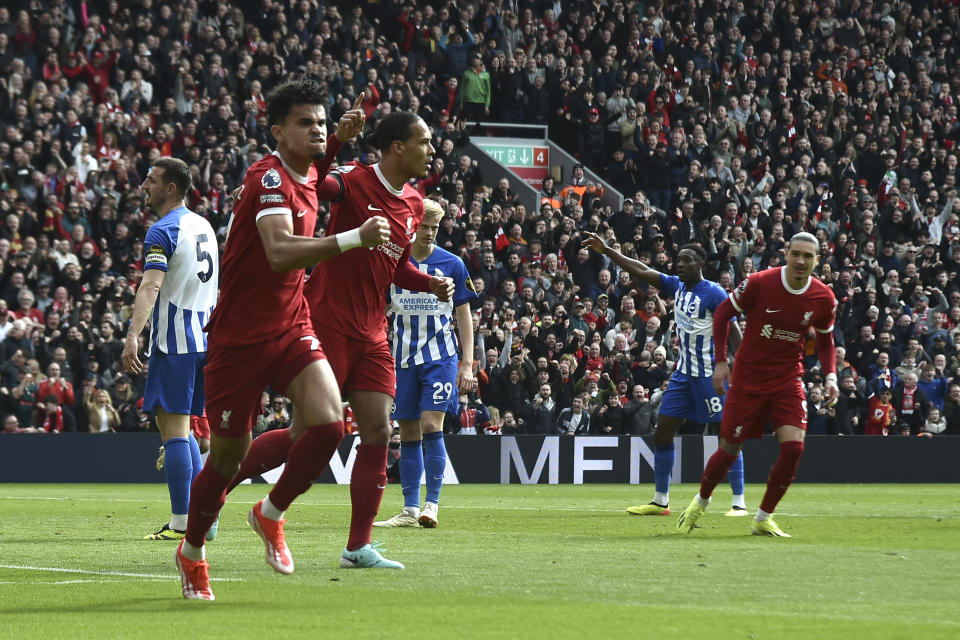 Luis Díaz (segundo a la izquierda) celebra tras marcar el primer gol de Liverpool ante Brighton en la Liga Premier, el domingo 31 de marzo de 2024, en Liverpool. (AP Foto/Rui Vieira)