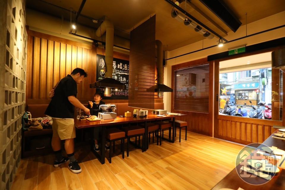 「久碳吉」燒肉店裝潢感偏向居酒屋，氣氛輕鬆愜意，適合下班來喝酒吃肉。