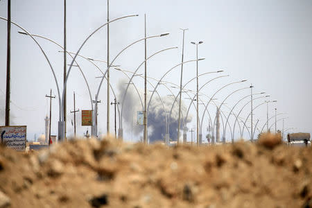 Smoke rises from clashes during a battle between Iraqi forces and Islamic State militants in western Mosul, Iraq May 17, 2017. REUTERS/Alaa Al-Marjani