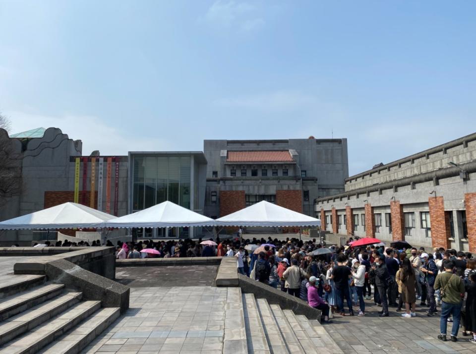 今天開展的「奈良美智特展」已大排長龍，截止目前約800人排隊等待，約需等3小時。（取自中華文化總會臉書）