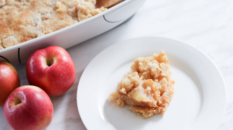 apple dump cake with apples