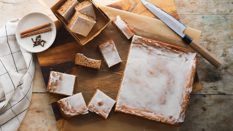 Cutting and boxing Lebkuchen squares