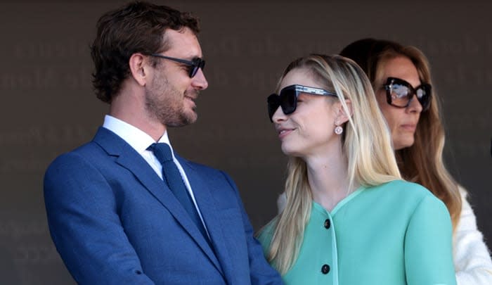 Pierre Casiraghi y Beatrice Borromeo se miran