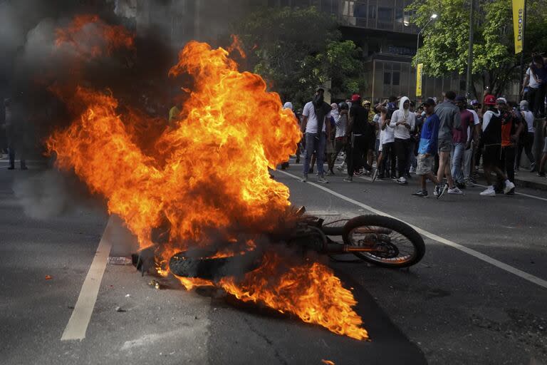 Manifestantes prendieron fuego a una moto en Caracas.