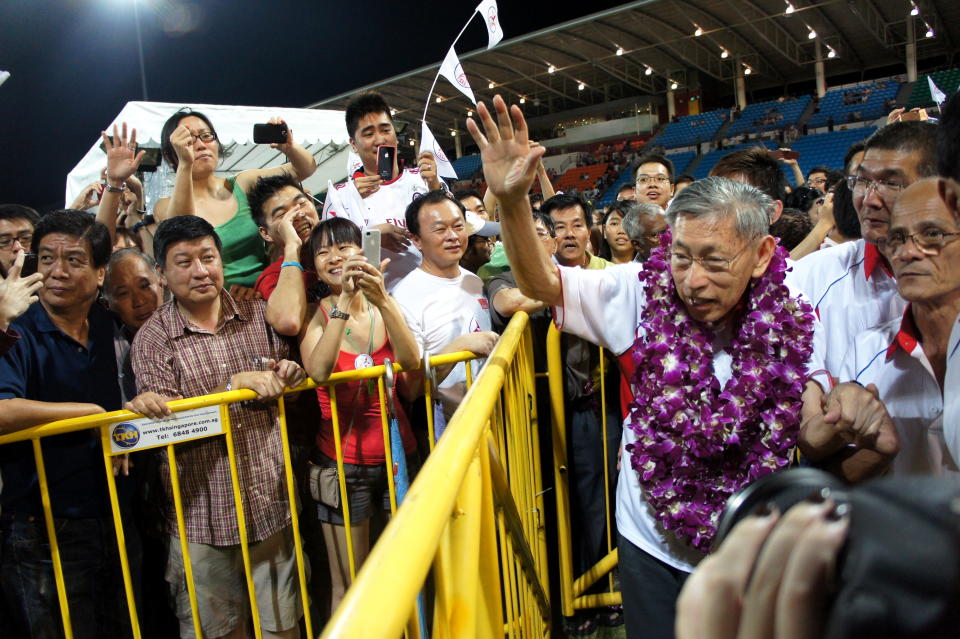 Chiam See Tong waves to the people at the SPP rally. (Yahoo! photo/ Alicia Wong)