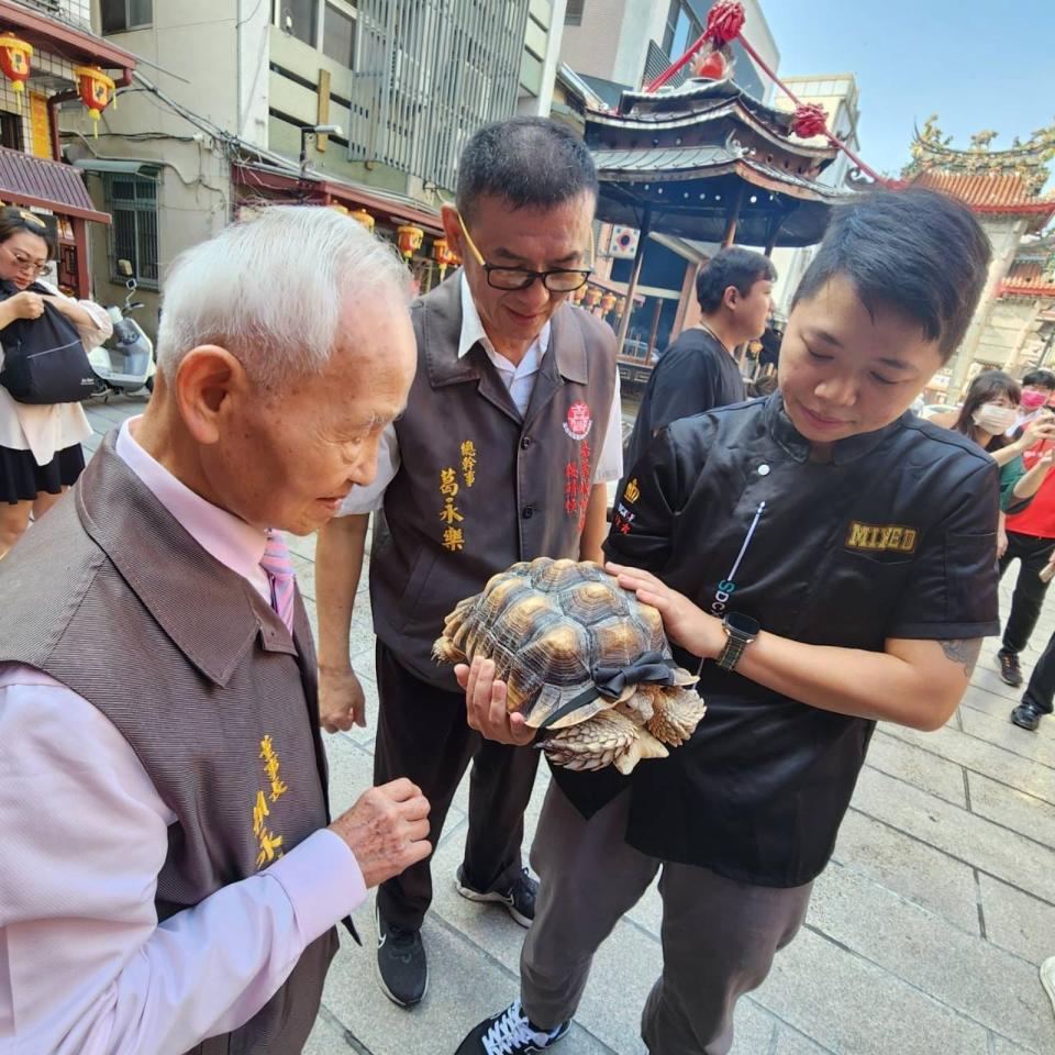 主人帶著蘇卡達陸龜到城隍廟點燈。（翻攝自嘉義城隍廟臉書）