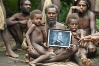 <p>12. April: Auf der Pazifik-Insel Vanuatu trauern ein Stammesanführer und seine Familienangehörigen um den drei Tage zuvor verstorbenen Prinz Philip. (Bild: Dan McGarry / AFP via Getty Images)</p> 