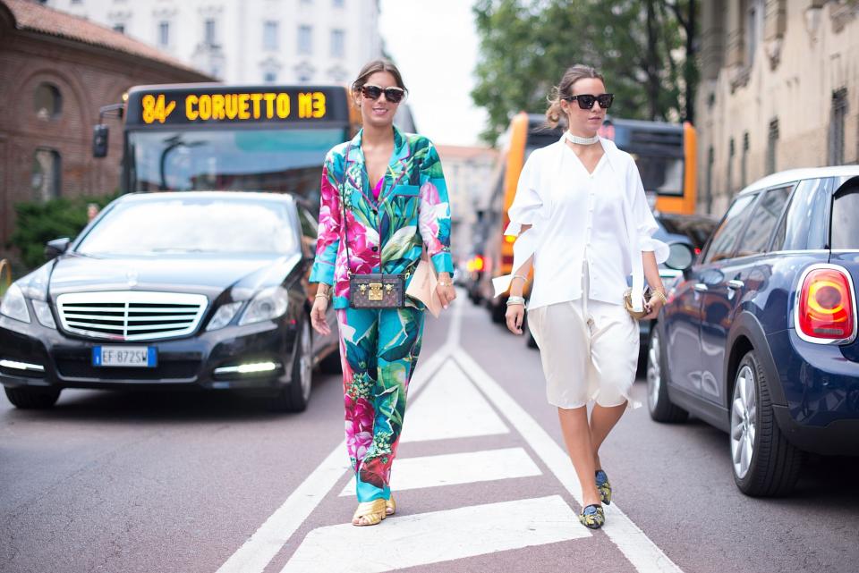 Annacarla dall’Avo and Simona Carlucci are sleepwalking en route to the Alberta Ferretti show.