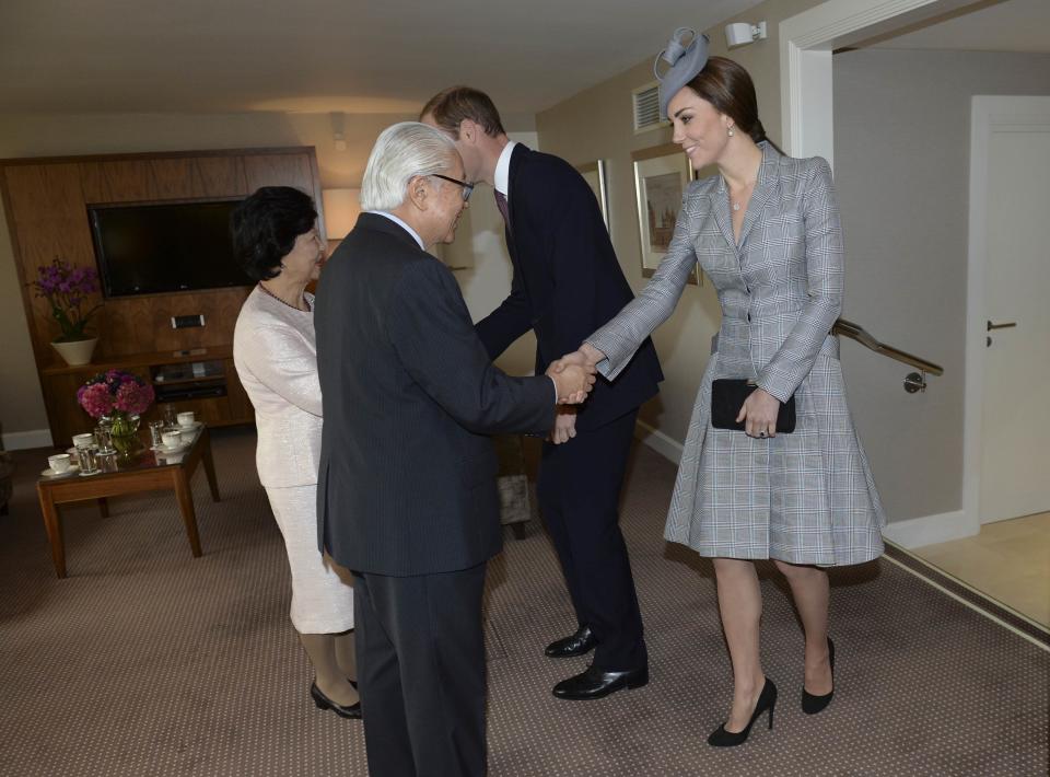 Britain's Prince William (2nd R) and his wife Catherine, Duchess of Cambridge (R), greet the President of Singapore Tony Tan and his wife Mary Chee, at the Royal Garden Hotel in London October 21, 2014. The President and his wife will be guests of Queen Elizabeth during the first state visit of a Singapore President to Britain. REUTERS/Anthony Devlin/pool (BRITAIN - Tags: POLITICS ROYALS ENTERTAINMENT)