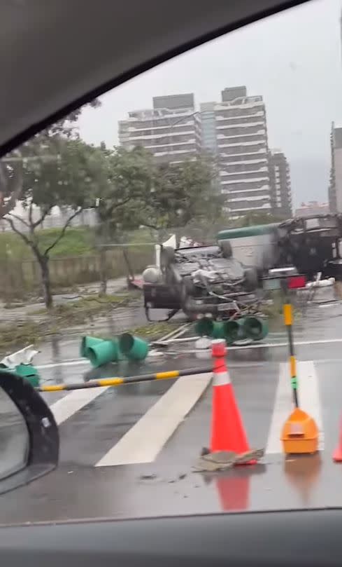 現場大型車禍，十分震撼。（圖／翻攝自爆料公社公開版臉書）