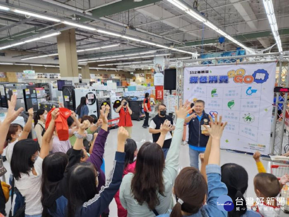 地球日環保局邀請市民「讚碳」綠生活，抽好禮及銅板價搶購環保商品。