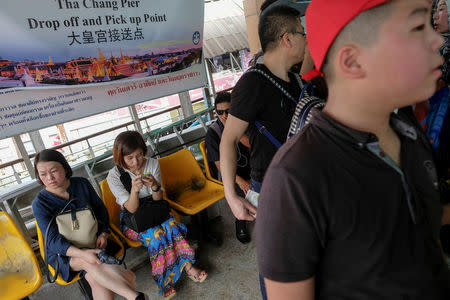 Chinese tourists wait for a sightseeing boat at a pier at Chao Phraya River in Bangkok, Thailand, January 11, 2017. REUTERS/Athit Perawongmetha