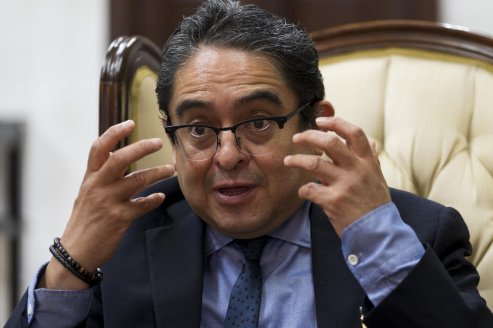 El Procurador de Derechos Humanos de Guatemala Jordan Rodas, habla durante una entrevista días antes de dejar el cargo debido a que su mandato llega a su fin en Ciudad de Guatemala, el miércoles 17 de agosto de 2022. (AP Foto/Moisés Castillo)