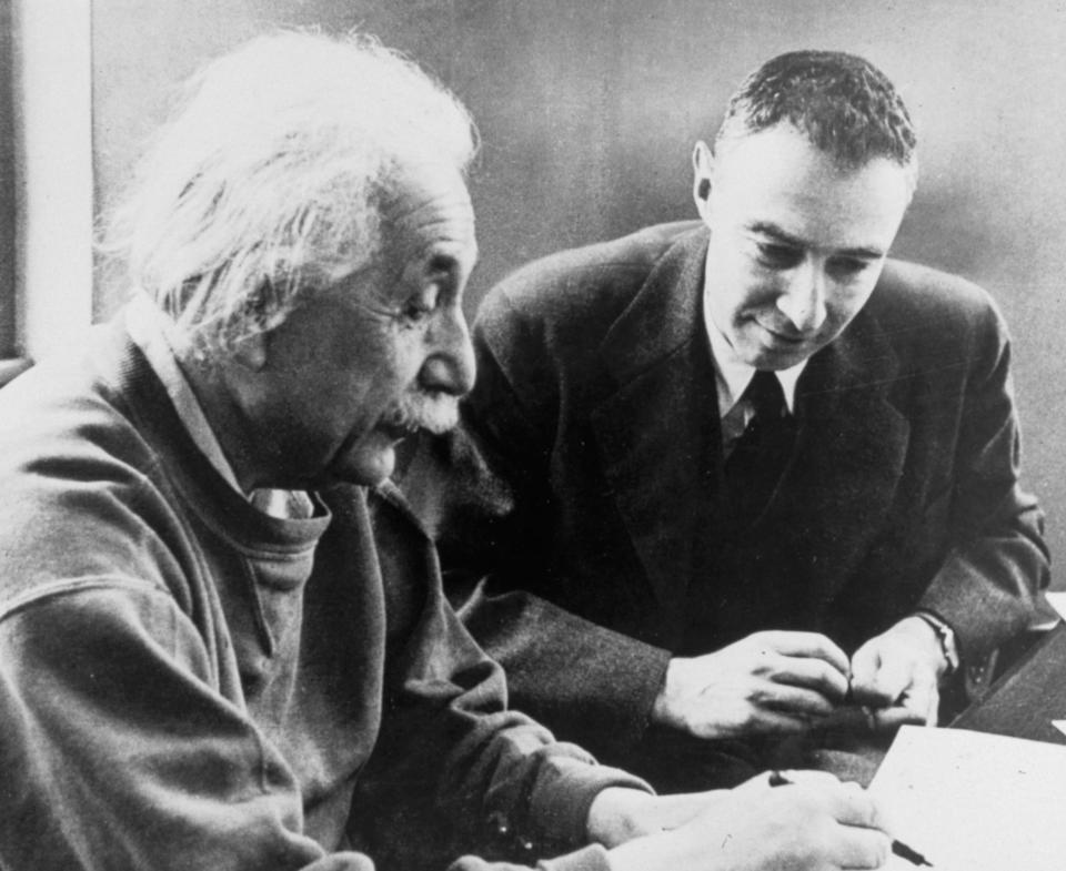 Albert Einstein und J. Robert Oppenheimer befürchteten beide, dass Atomwaffen in Zukunft eingesetzt werden könnten. - Copyright: Corbis/Getty Images