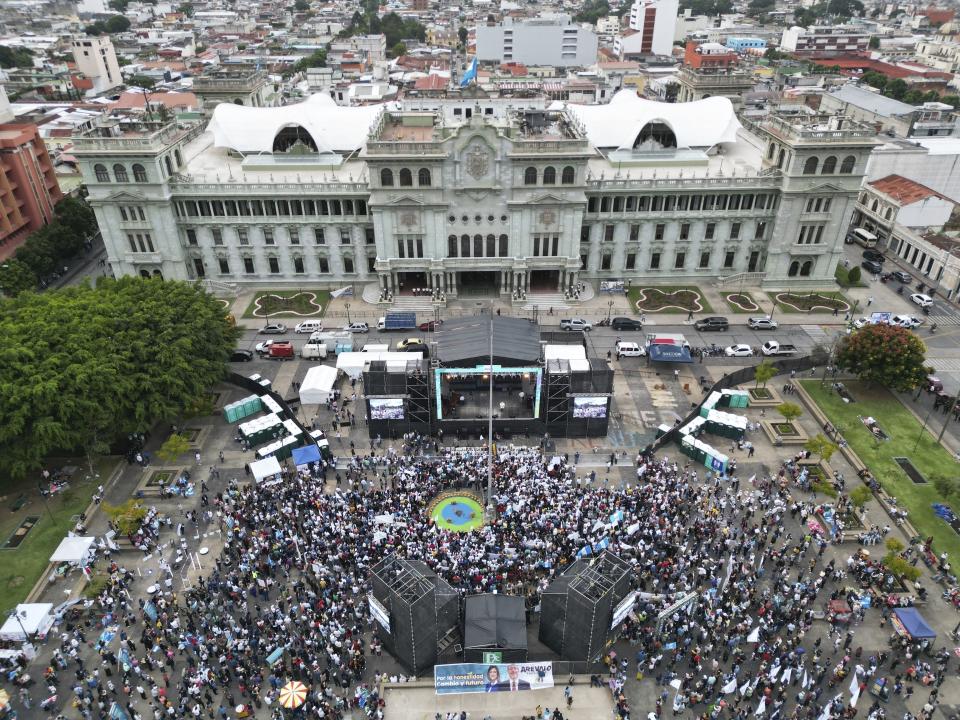 Simpatizantes de Bernardo Arévalo, candidato presidencial del Movimiento Semilla, se reúnen en el acto de cierre de campaña en la plaza de la Constitución, el miércoles 16 de agosto de 2023, en Ciudad de Guatemala. Arévalo se enfrenta a la ex primera dama Sandra Torres del partido UNE en el balotaje del 20 de agosto. (AP Foto/Moisés Castillo)