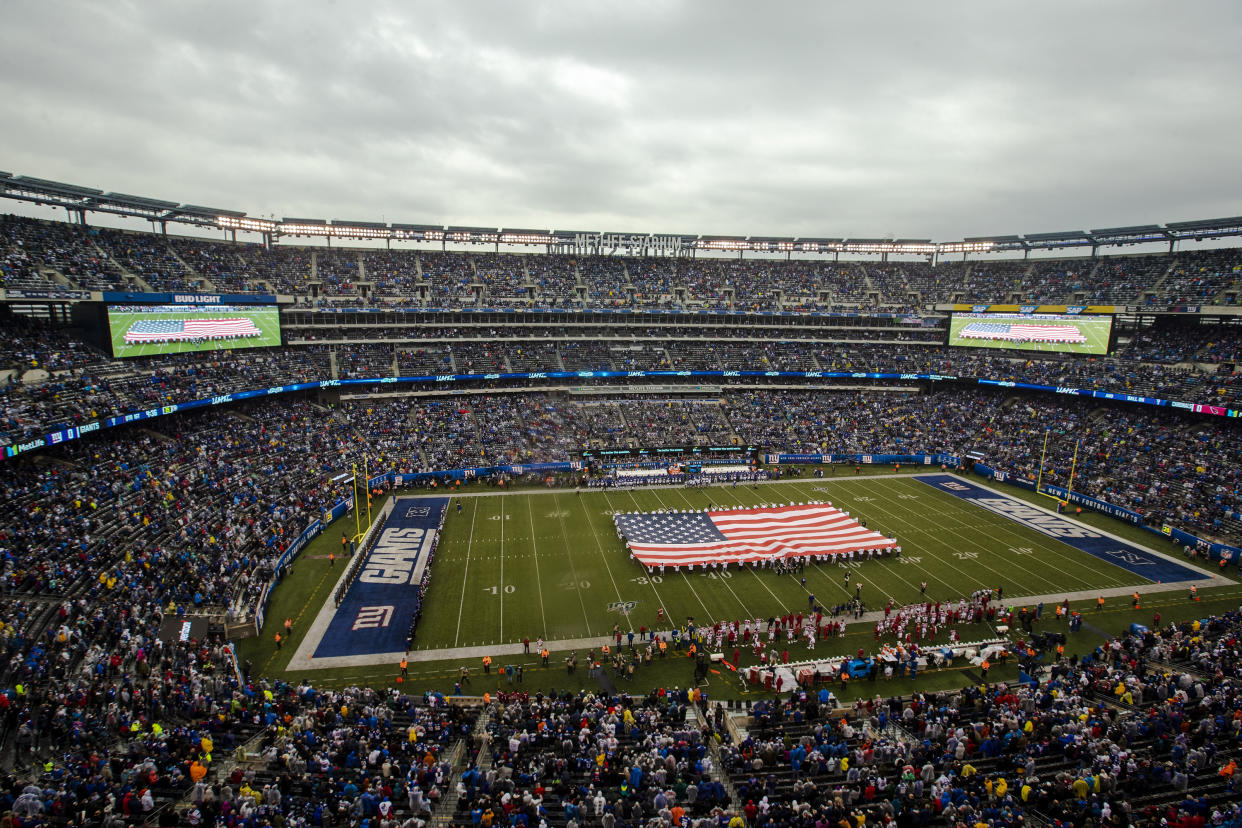 Fanáticos de Taylor Swift en un concierto de la cantante en el Estadio Metlife en East Rutherford, Nueva Jersey, el 26 de mayo de 2023. (Jutharat Pinyodoonyachet/The New York Times)