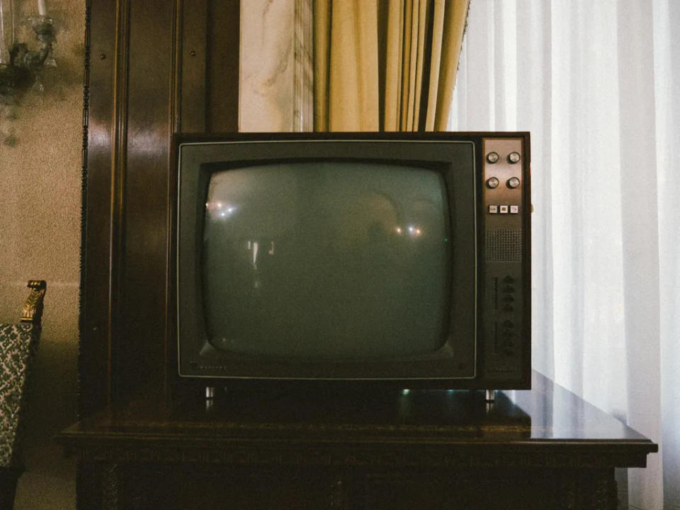 <em>Depois da transmissão via rádio, a televisão se tornou a forma preferida de acompanhar a Copa do Mundo (Imagem: Unsplash/PJ Gal-Szabo)</em>