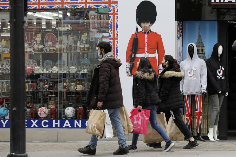 Varias personas pasean por la famosa calle Oxford Street en Londres