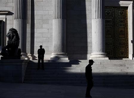 Spain's National Police officers stand guard outside Spanish Parliament in Madrid April 8, 2014. REUTERS/Sergio Perez