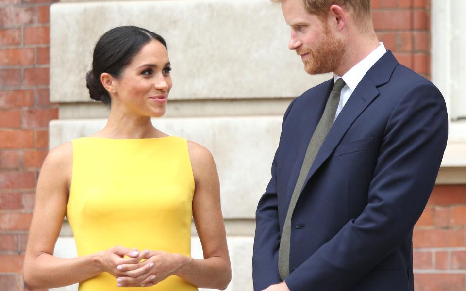 In aller Welt wird Herzogin Meghan für ihren Stil gefeiert. Nun wird die Modeikone auch von der Fashion-Welt offiziell geadelt: Sie soll an der September-Ausgabe der britischen "Vogue" mitwirken dürfen.