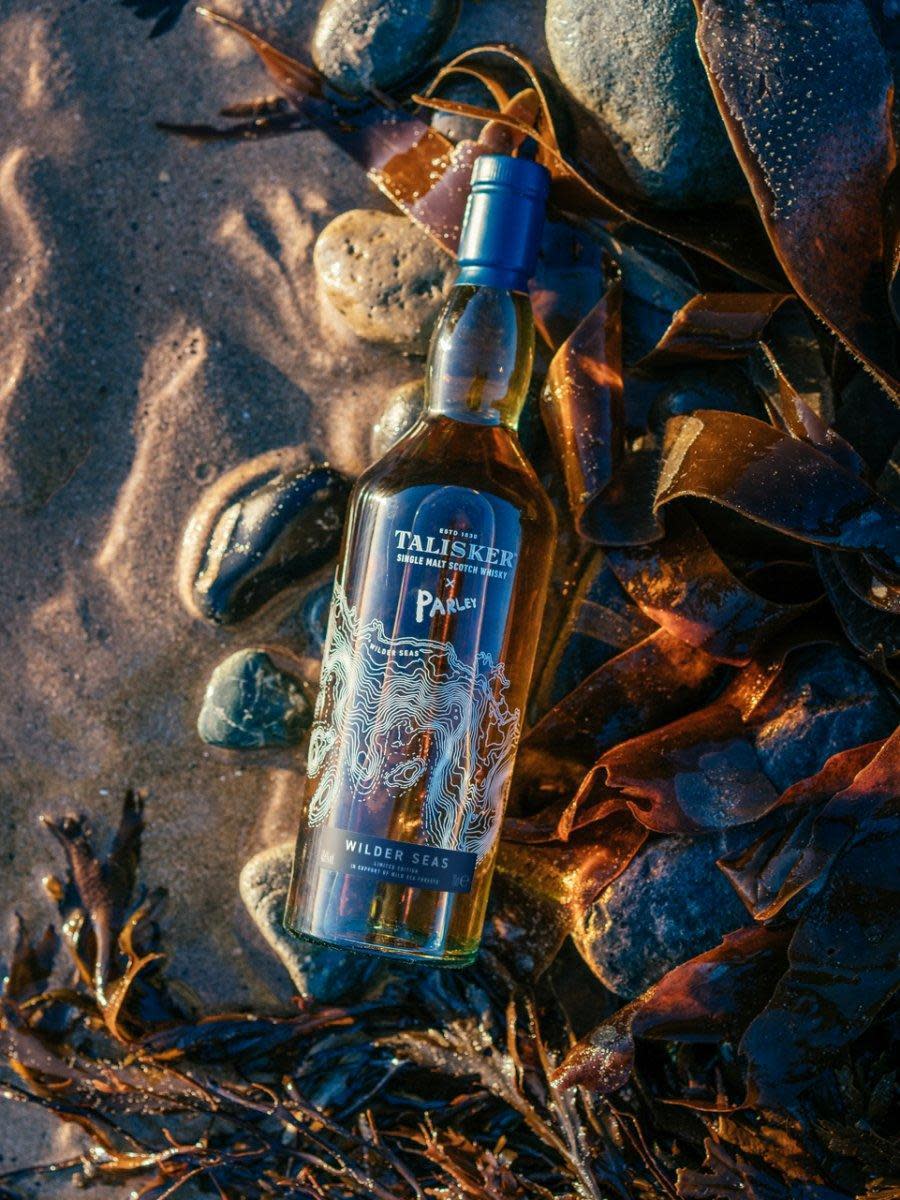 泰斯卡Wilder Seas單一麥芽威士忌，酒瓶以百分之百再生玻璃製作，外瓶並以彩繪方式完整重現斯開島（Isle of Skye）沿海的海底地形。