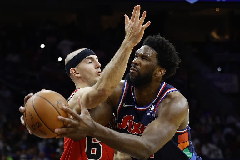 Joel Embiid, de Philadelphia, anota frente a Alex Caruso, de Chicago