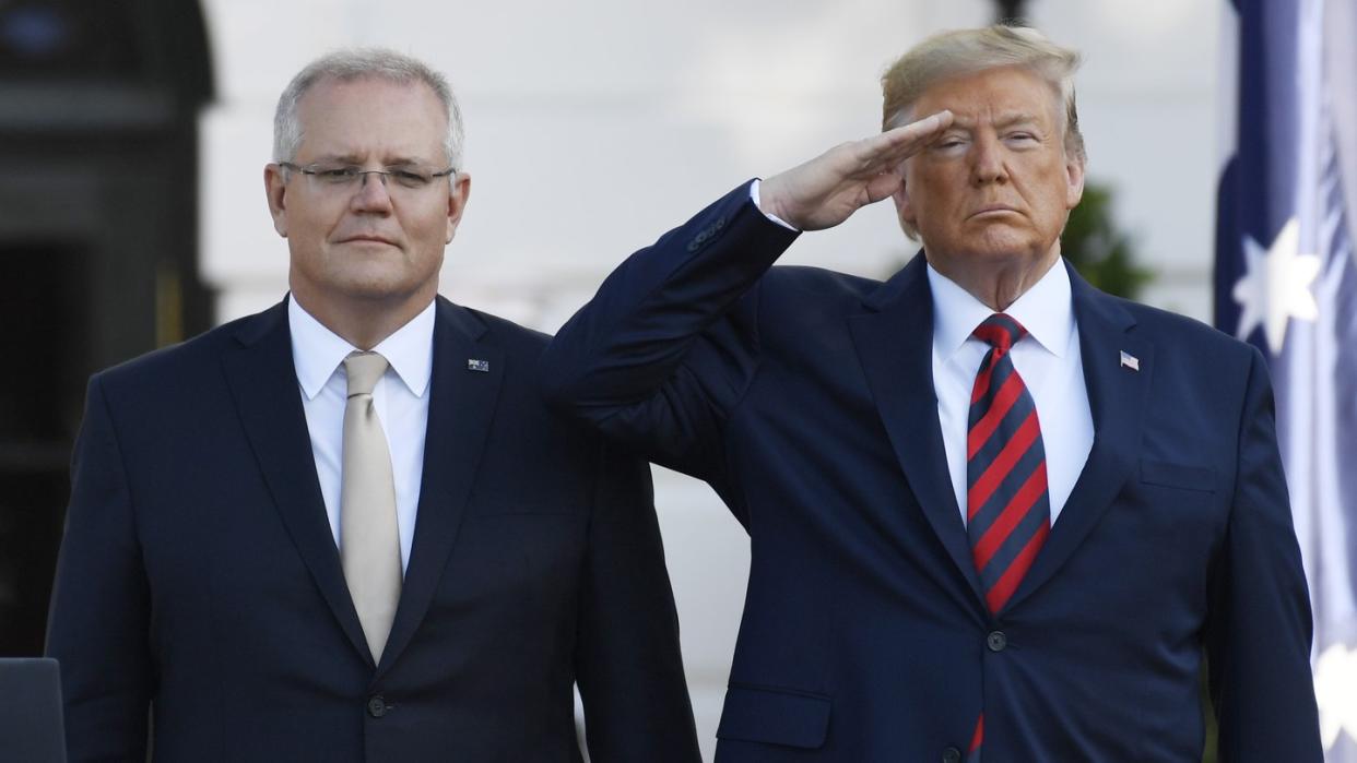 Kämpferische Pose: US-Präsident Donald Trump salutiert, während er Australiens Premierminister Scott Morrison im Weißen Haus begrüßt. Foto: Susan Walsh/AP