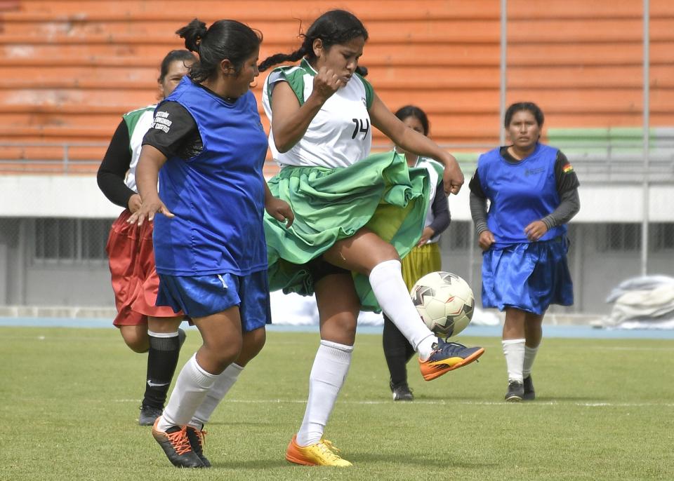 Mujeres indígenas de todo el departamento boliviano de Cochabamba dejaron por unos días su trabajo en el campo para atarse los botines, ponerse sus polleras y las camisetas de sus equipos y demostrar sus habilidades futbolísticas. (EFE)